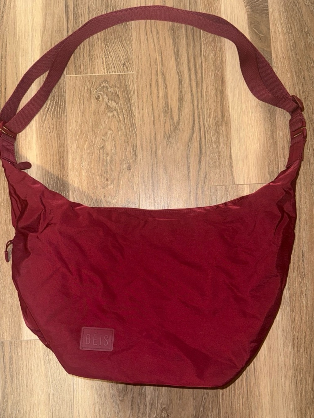BEIS: The Crescent Catchall Women's Shoulder Bag in Burgundy